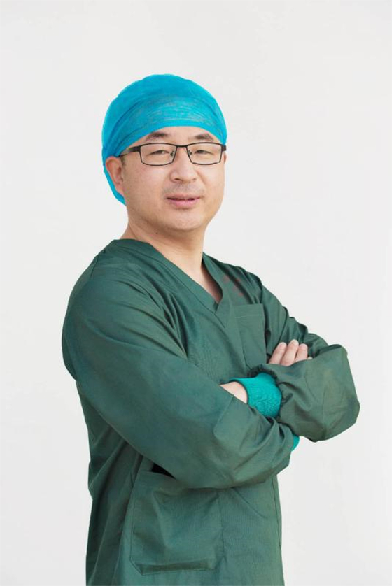 王耀辉的家属黄凤荣是北海医院儿科医生,两人相识于大学甜蜜至今,育有