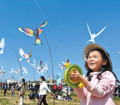 4月19日、凧揚げ大会に登場したさまざまな凧。(撮影・徐速絵) 4月19日、凧揚げ大会で凧を揚げる子ども。(撮影・趙永新)