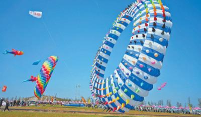 4月19日、凧揚げ大会で凧を揚げる子ども。(撮影・趙永新)