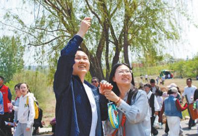 4月20日、凧揚げ大会で凧を揚げる観光客。(撮影・張曽)