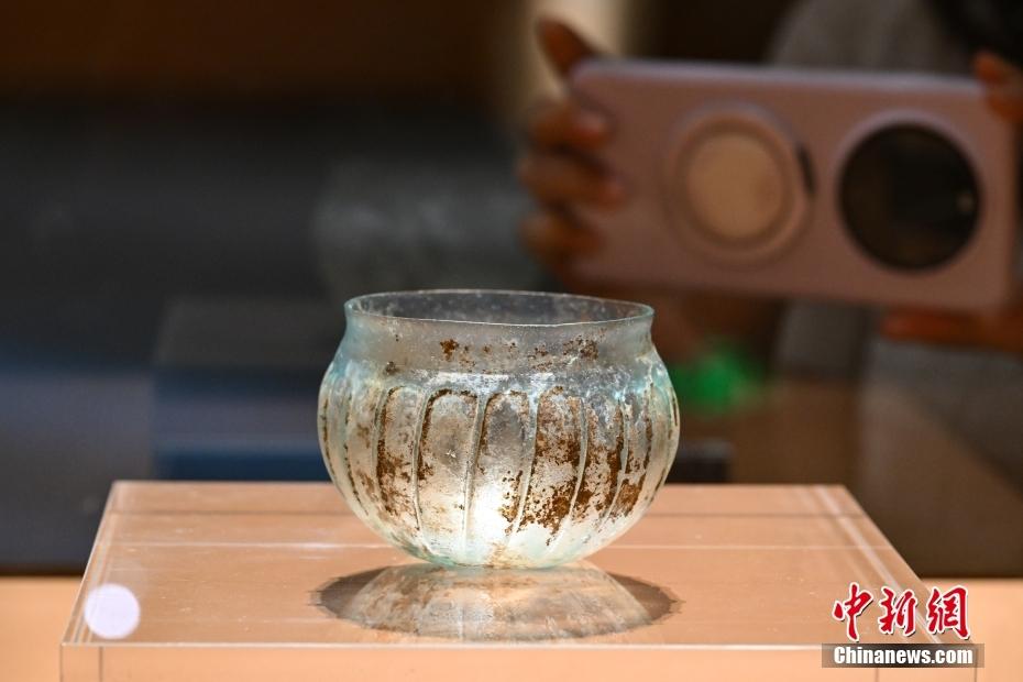 中国国家博物館で山東省淄博市のガラス作品などを紹介するガラス芸術展 北京