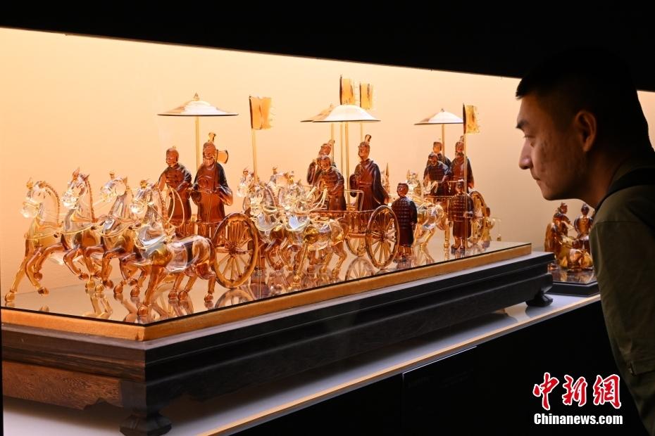 中国国家博物館で山東省淄博市のガラス作品などを紹介するガラス芸術展 北京