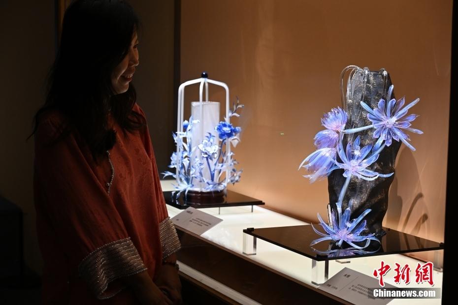 中国国家博物館で山東省淄博市のガラス作品などを紹介するガラス芸術展 北京