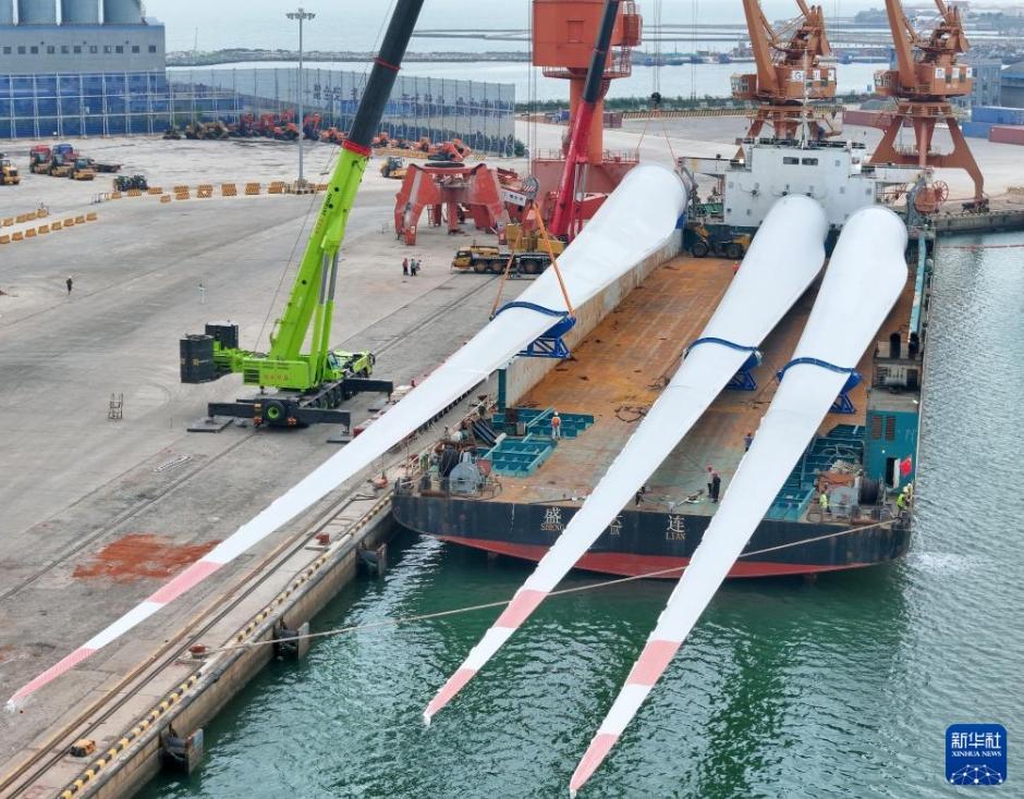 超特大サイズの洋上風力発電ブレードを実験基地に向けて輸送 山東省煙台