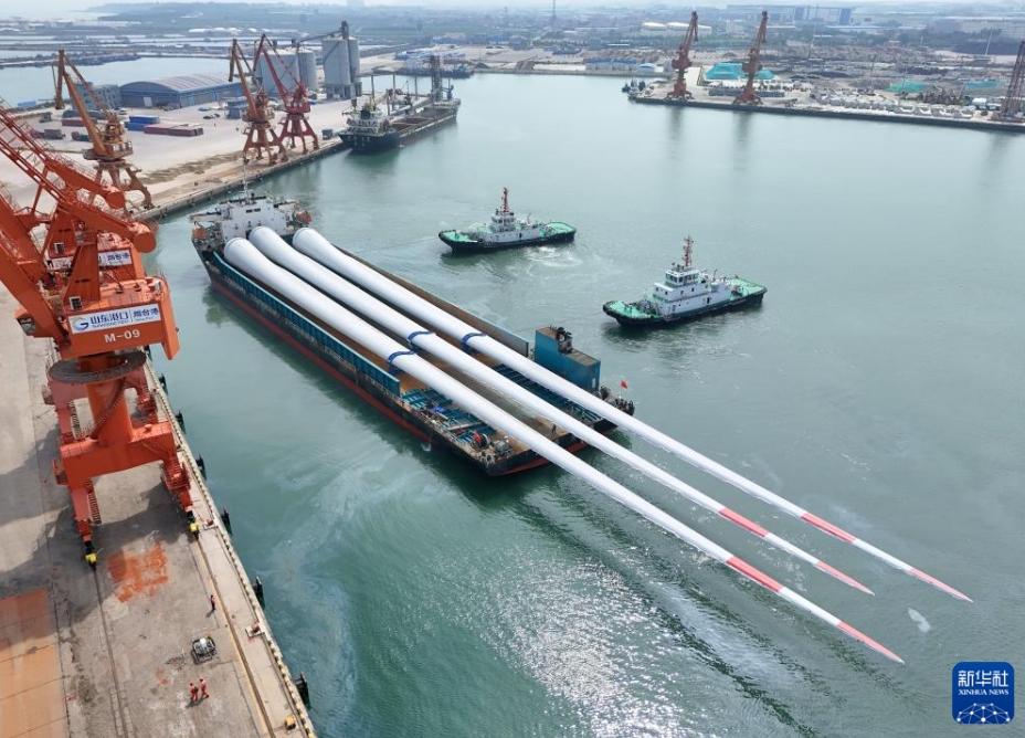 超特大サイズの洋上風力発電ブレードを実験基地に向けて輸送 山東省煙台