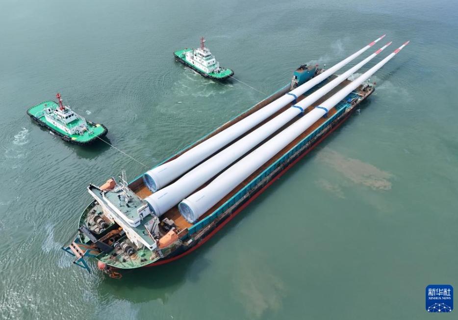 超特大サイズの洋上風力発電ブレードを実験基地に向けて輸送 山東省煙台