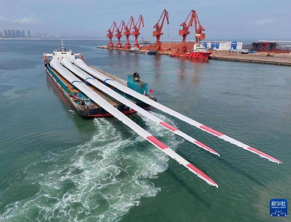 超特大サイズの洋上風力発電ブレードを実験基地に向けて輸送 山東省煙台