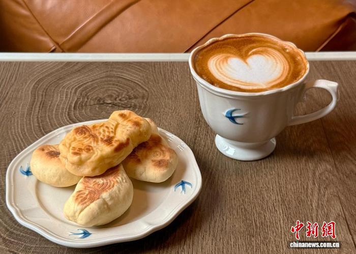 山東省煙台市のあるカフェが販売し、人気を集めている「コーヒー+巧果」セット(8月20日撮影・王嬌妮)。