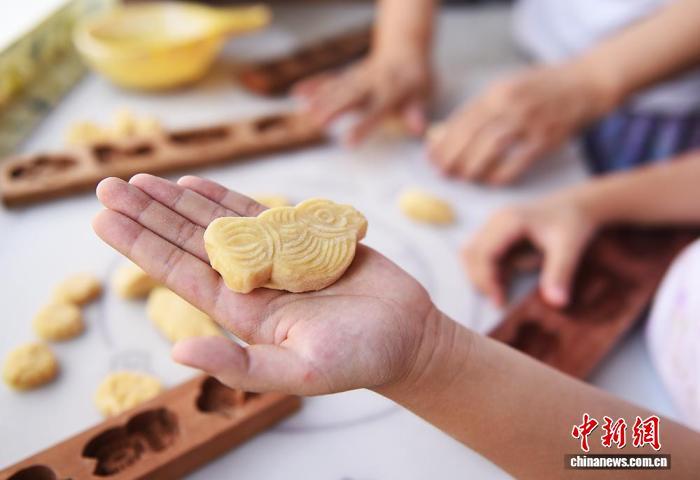 山東省煙台市のある家族が作った「巧果」(8月20日撮影・王嬌妮)。