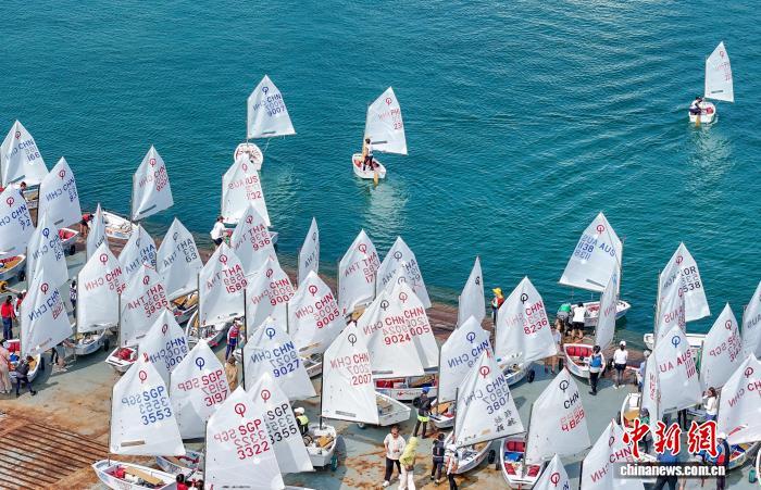 各国の若者がヨットレースに参加 山東省青島