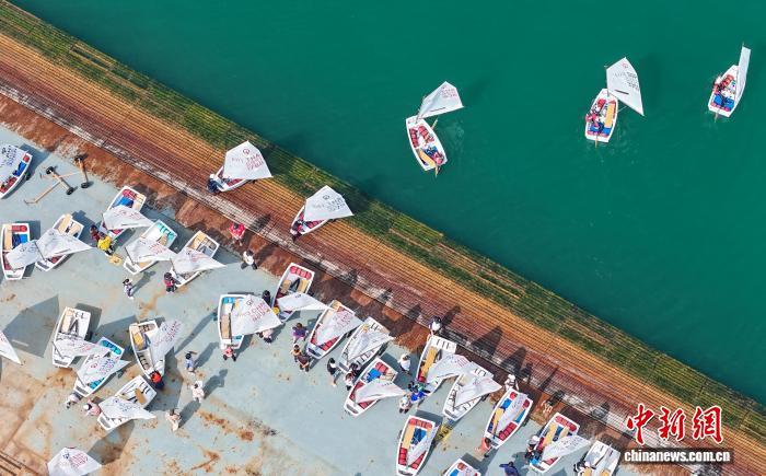 各国の若者がヨットレースに参加 山東省青島