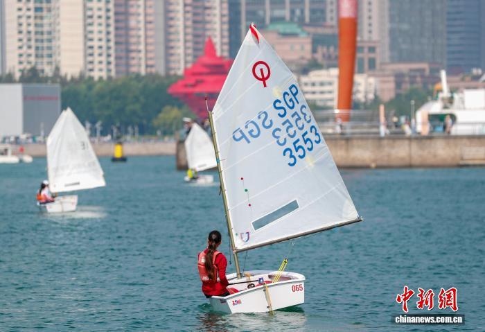 各国の若者がヨットレースに参加 山東省青島