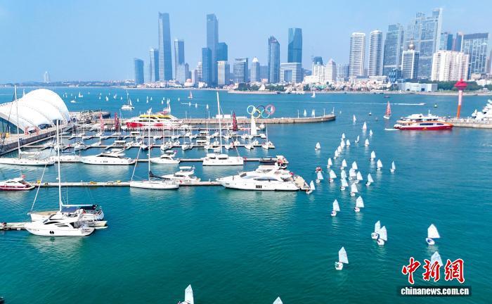 各国の若者がヨットレースに参加 山東省青島