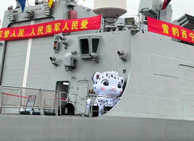 軍艦にユキヒョウの着ぐるみが登場