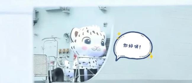 軍艦にユキヒョウの着ぐるみが登場