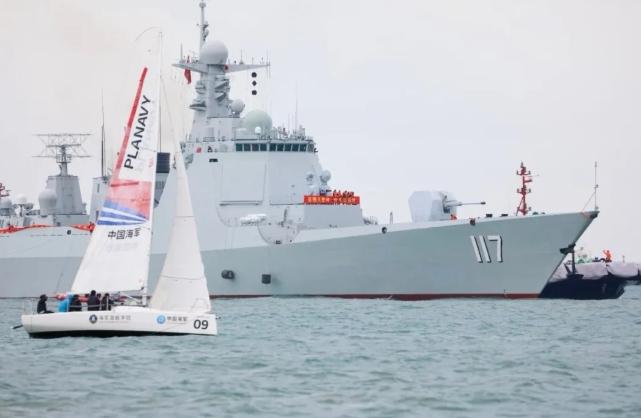 軍艦にユキヒョウの着ぐるみが登場