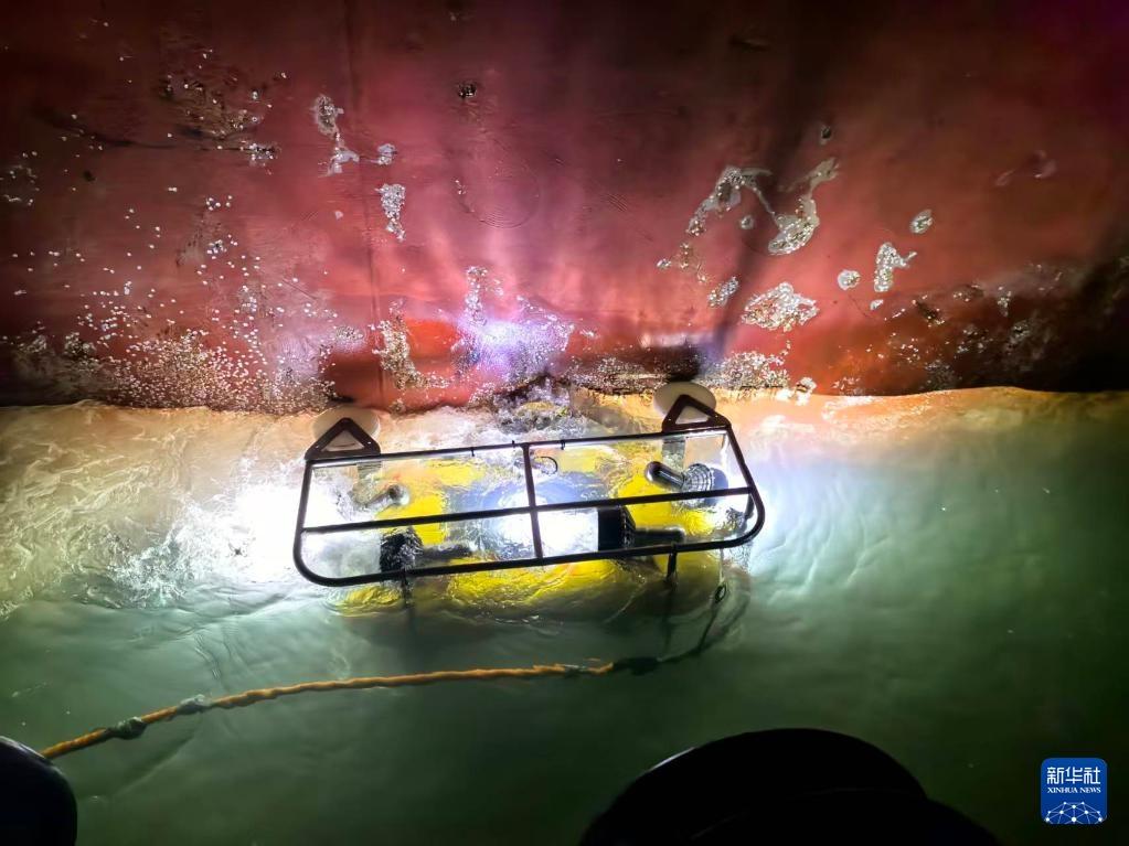 マラッカ海峡の停泊地において、潮流の速い環境下で夜間作業を行っている水中ロボット。