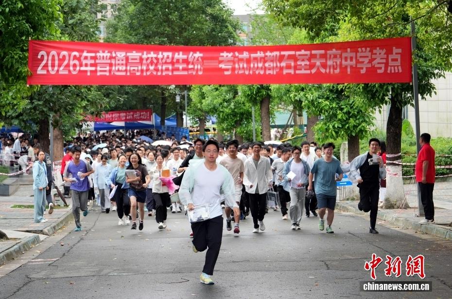 成都市高新区の成都石室天府中学の試験会場で、語文（中国語）の試験終了後に試験会場から走り出てくる受験生（6月7日撮影・安源）。