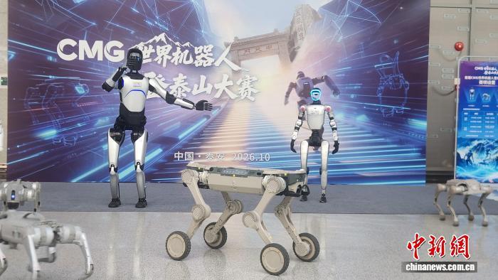 記者会見場の外で展示されたロボット。撮影・梁犇